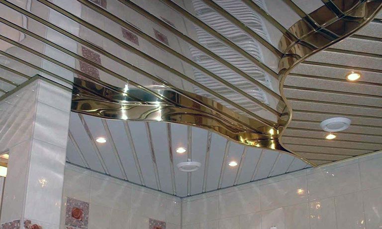 Зеркальный потолок в санузле из алюминиевых реек в два уровня